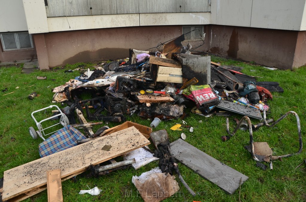 Wohnzimmer ausgebrannt Koeln Ostheim Gernsheimerstr P07.JPG - Miklos Laubert